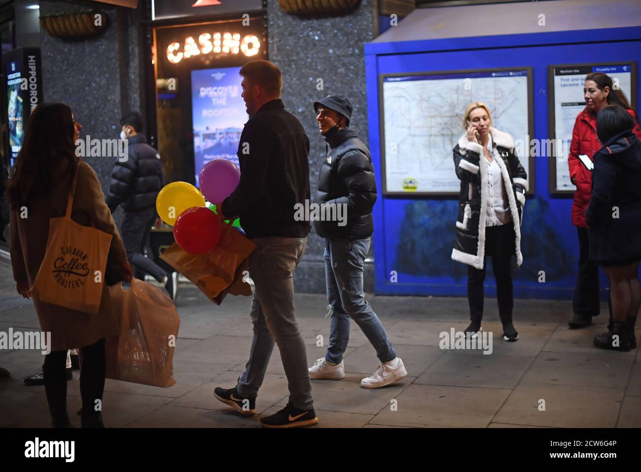 Menschen vor Leicester Square U-Bahn-Station in London, nach einer Reihe von neuen Beschränkungen, um den Anstieg der Coronavirus-Fälle in England zu bekämpfen kam. Stockfoto