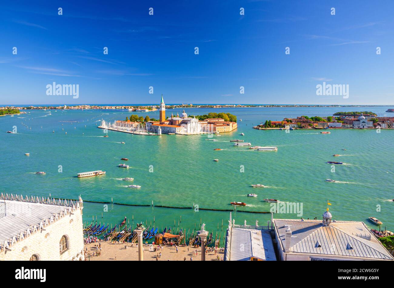 Luftpanorama der Insel San Giorgio Maggiore mit Campanile San Giorgio in der Lagune von Venedig, Segelboote im Kanal von Giudecca, Lido-Insel, blauer Himmel im Hintergrund, Venedig, Region Venetien, Italien Stockfoto