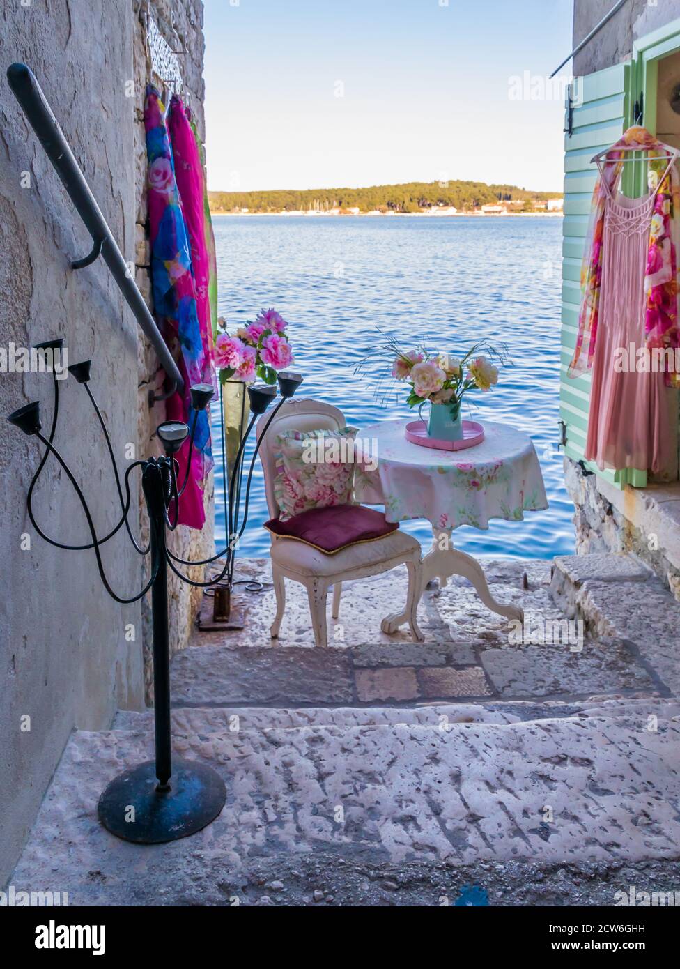 Blick auf die charmante Uferpromenade Sitzecke auf einer engen gepflasterten Straße in Rovinj, Kroatien Stockfoto
