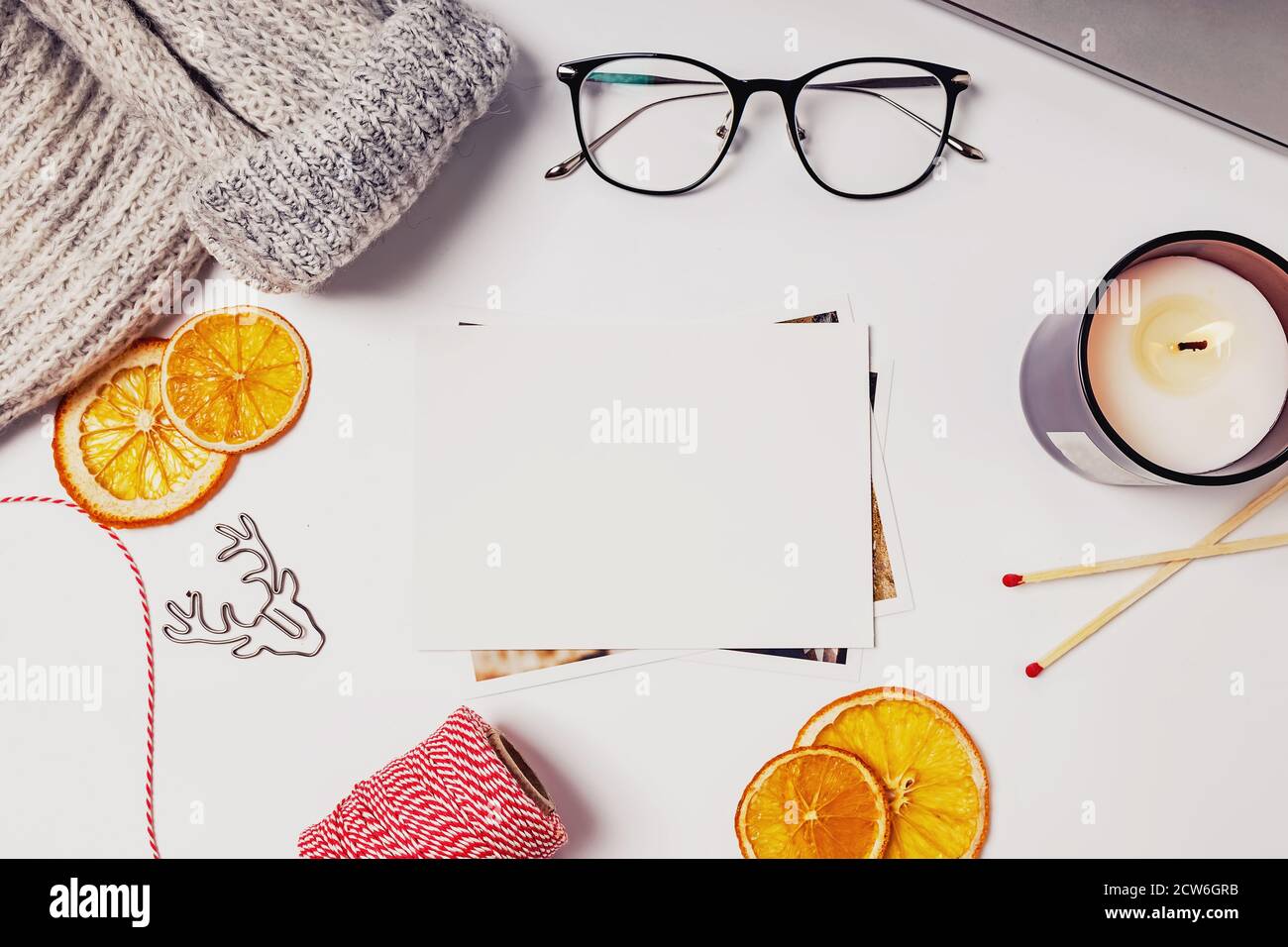 Grußkarten-Modell. Weihnachten flach Lay Zusammensetzung mit Kerze, trockene Orangen und andere Elemente Stockfoto