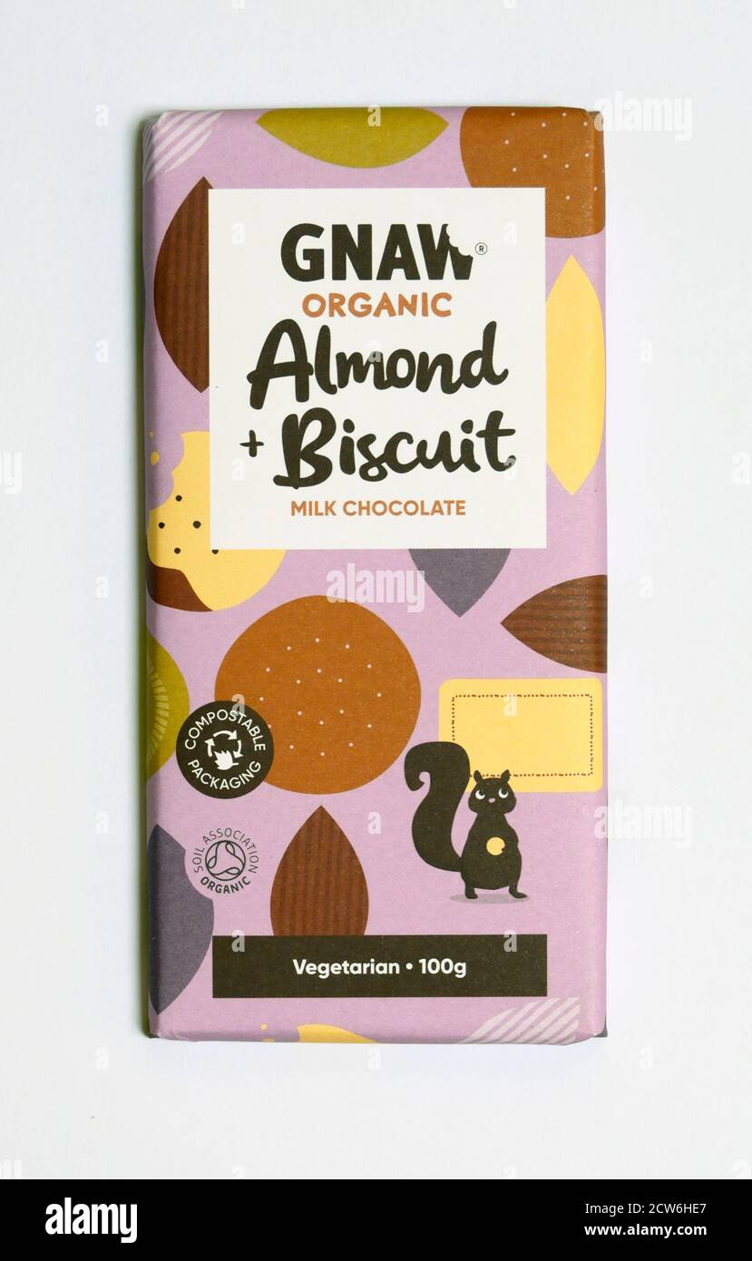 Bar von Nnaw Vegetarian Bio-Milch-Schokolade. Mandel & Biscuit. Stockfoto