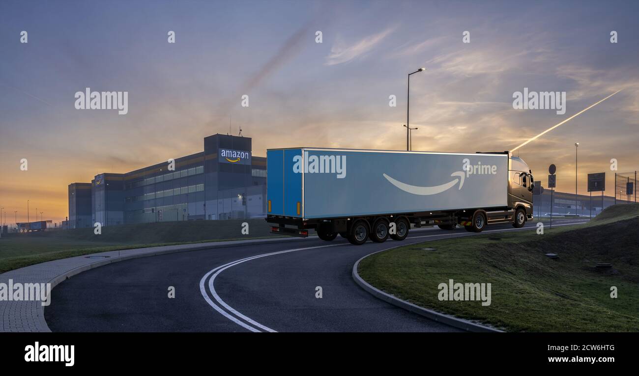 LKW mit Amazon Prime Logo Anhänger auf der Autobahn in Am Morgen  Stockfotografie - Alamy
