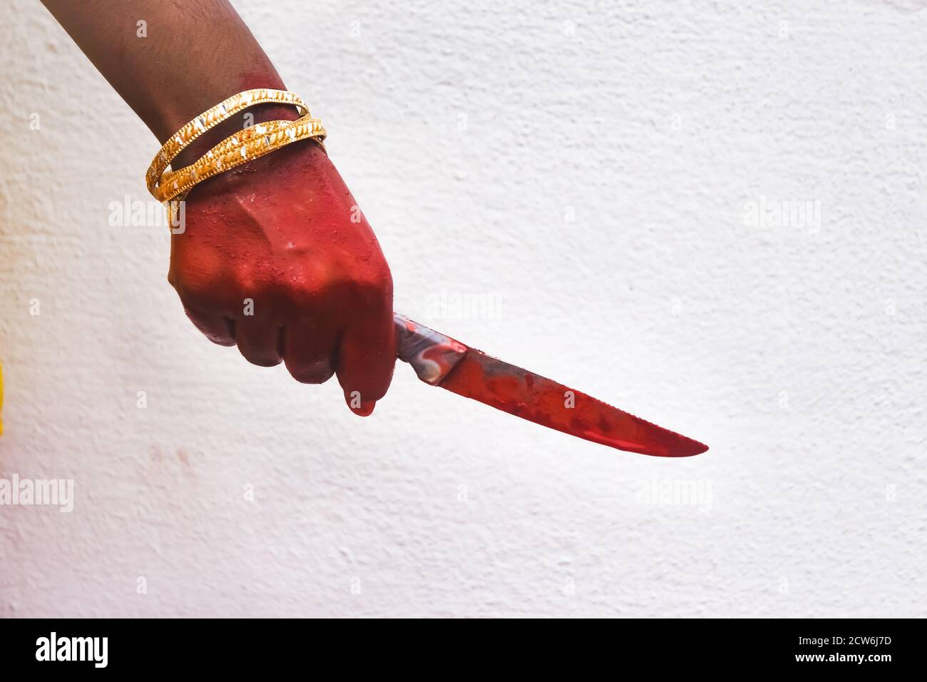 Frau hält Messer an der Hand mit Blut Horror von Angst, sie Rache ermordet von ihrem Geliebten. Toxics Beziehung Konzept & Halloween Tag Festival c Stockfoto