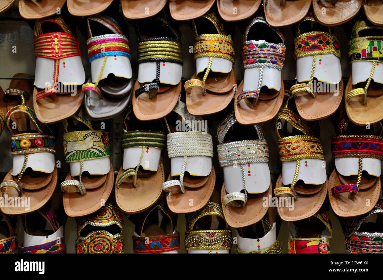 Regal aus Leder handgemachte bunte pakistanischen Sandalen Schuhe Karachi Pakistan Stockfoto