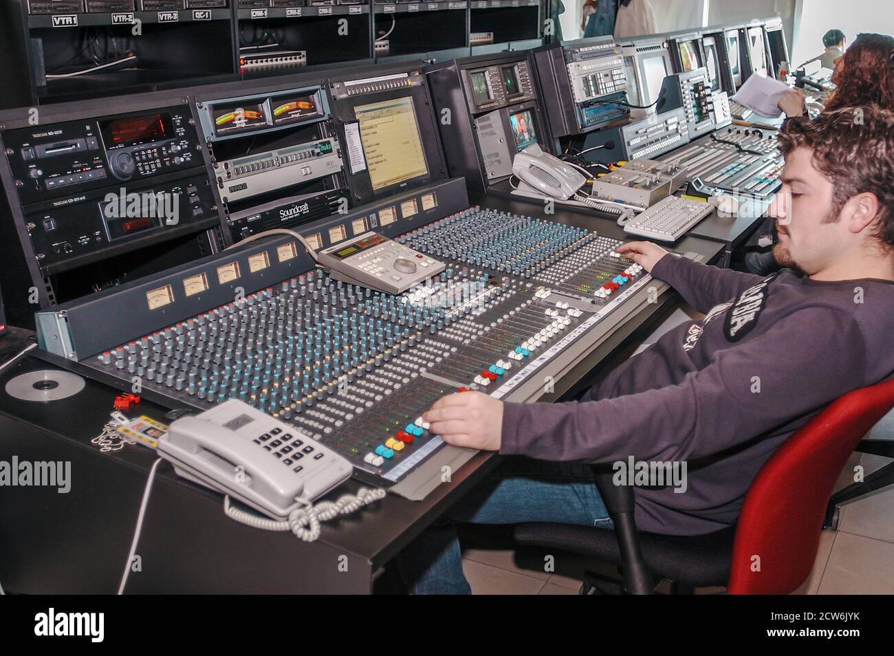 Istanbul, Türkei, 08/10/2015; CNN International Istanbul Branch Studios. Blick von einem Kontrollraum. Personen, die arbeiten und bearbeiten Stockfoto