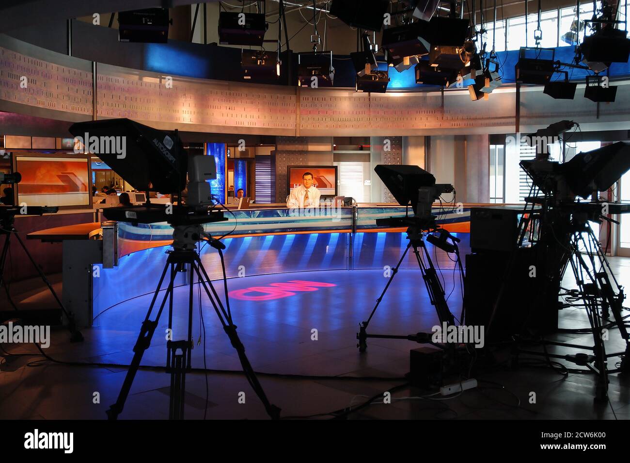 CNN Istanbul TV News Studio. Hinter den Kulissen. Reporter und Kameras sind bereit und Teleprompter ist eingeschaltet Stockfoto