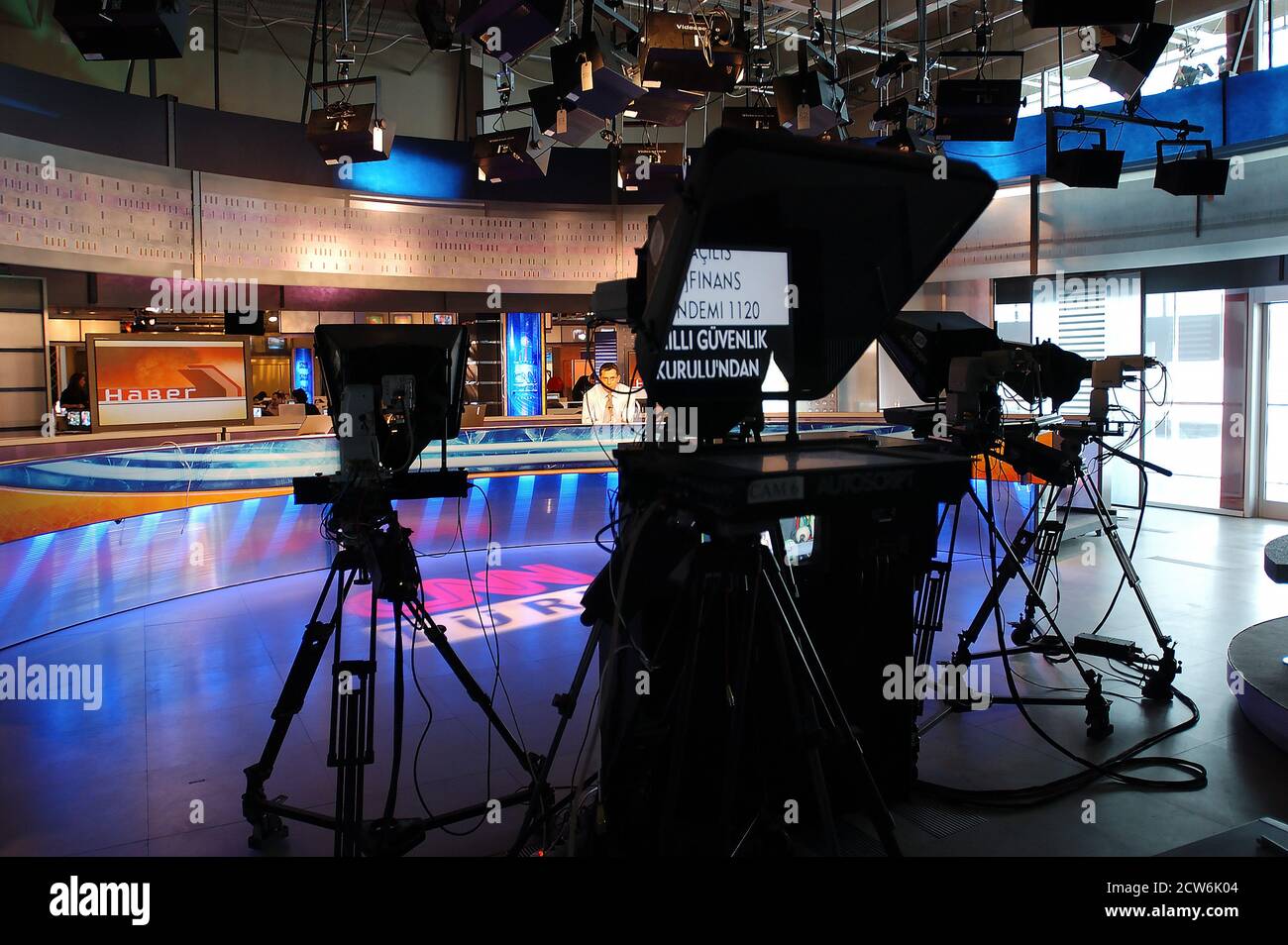 CNN Istanbul TV News Studio. Hinter den Kulissen. Reporter und Kameras sind bereit und Teleprompter ist eingeschaltet Stockfoto