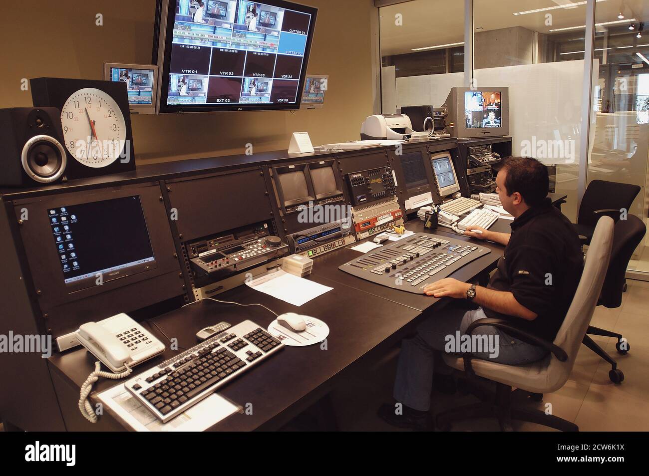Istanbul, Türkei, 08/10/2015; CNN International Istanbul Branch Studios. Blick von einem Kontrollraum. Mann arbeitet und bearbeitet an seinem Schreibtisch Stockfoto