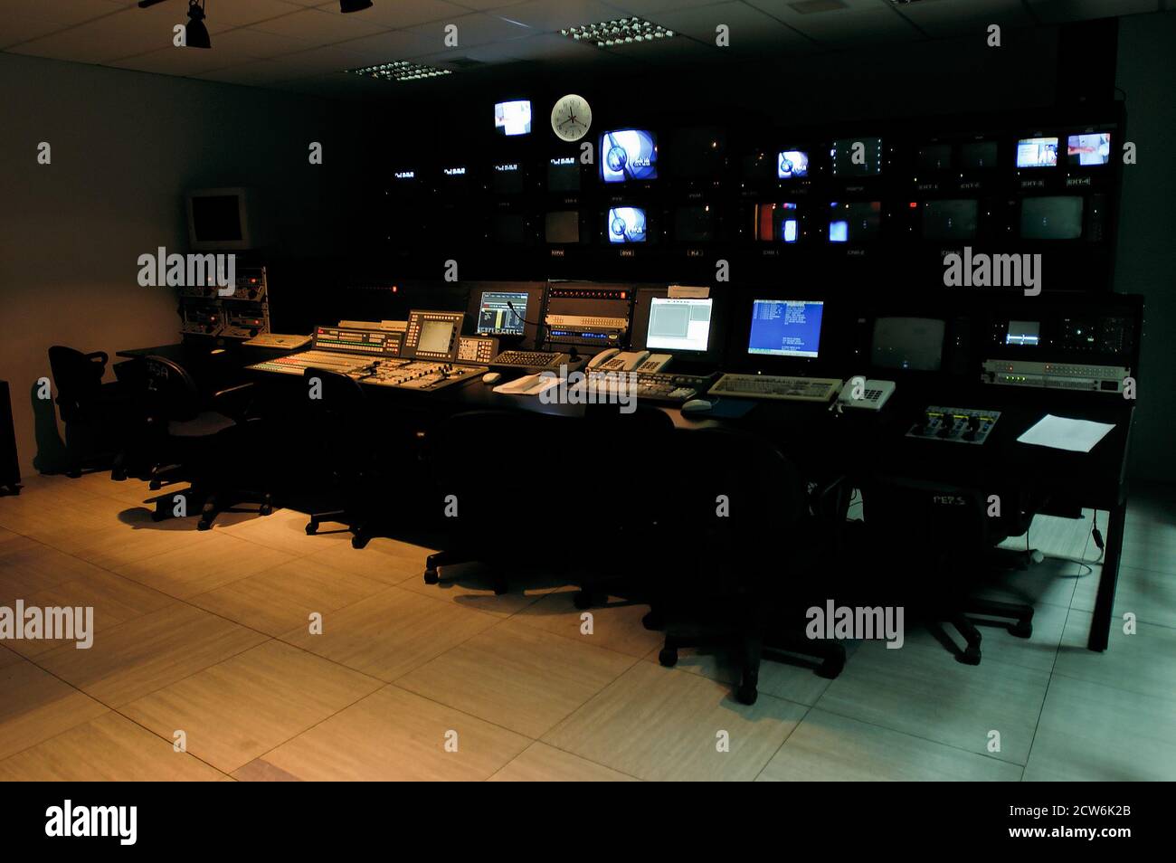 Istanbul, Türkei, 08/10/2015; CNN International Istanbul Branch Studios. Blick auf einen TV- und Audiokontrollraum mit Bildschirmen und Schaltern. Kein Peopl Stockfoto
