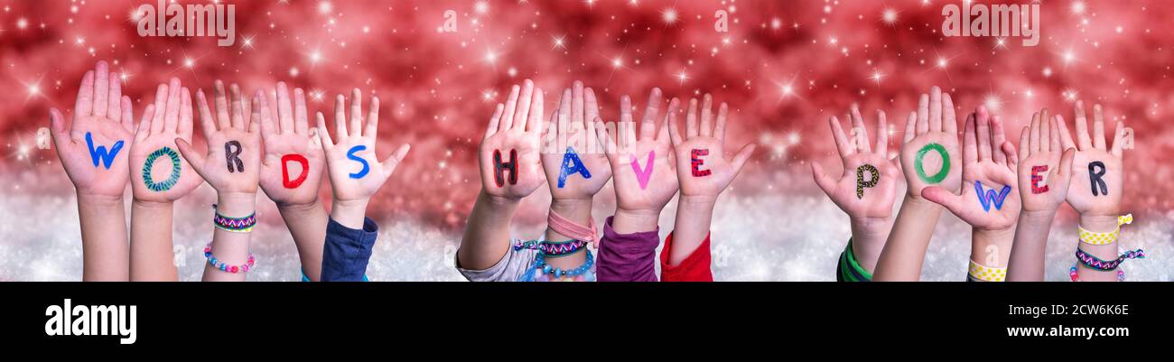 Kinder Hände Gebäude Worte Haben Macht, Rote Weihnachten Hintergrund Stockfoto