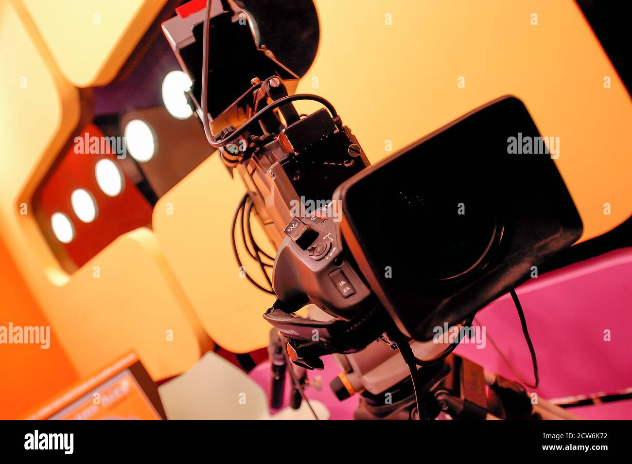 Istanbul, Türkei, 08/10/2015; CNN International Istanbul Branch Studios. Objektiv einer schwarzen Vintage-EFP-Kamera im farbenfrohen TV-Studio. Stockfoto