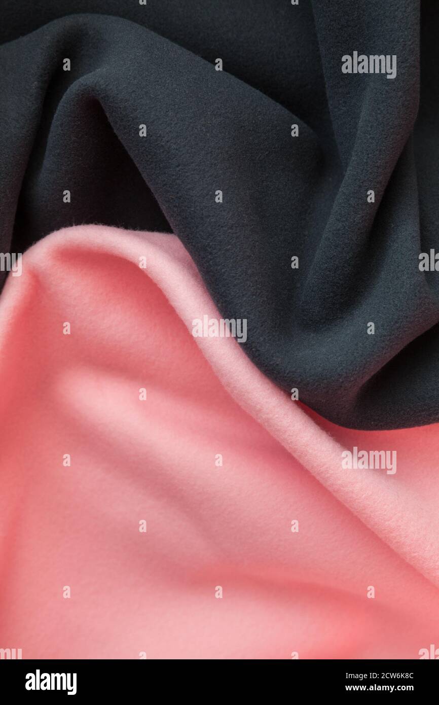 Hintergrundtextur aus rosa und schwarzem Fleece, weich aufgerautes Isoliergewebe aus Polyester, vertikales Foto Stockfoto