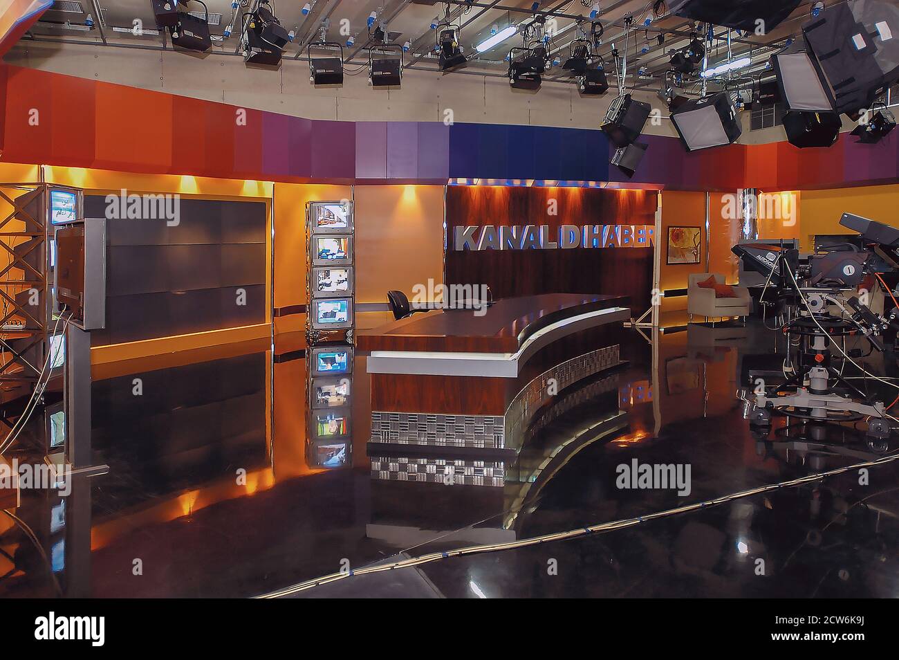 Ein leeres, dekoriertes Fernsehstudio wartet darauf, dass das Programm gestartet wird. Studioleuchten und Kamera sind bereit Stockfoto