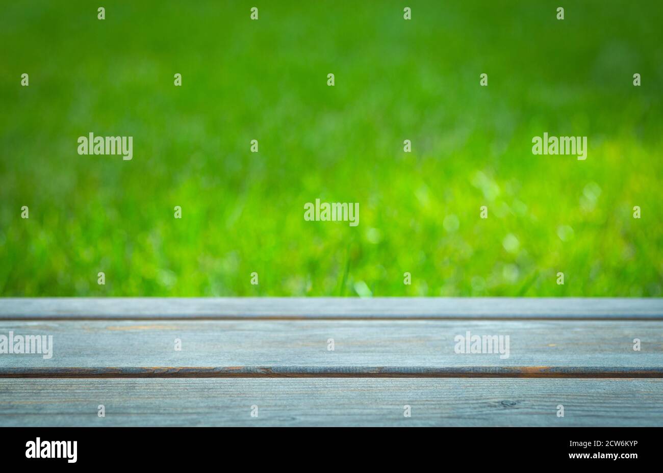Hintergrund mit grünem Gras und Holztisch. Leere Sommer sonnigen Hintergrund Stockfoto
