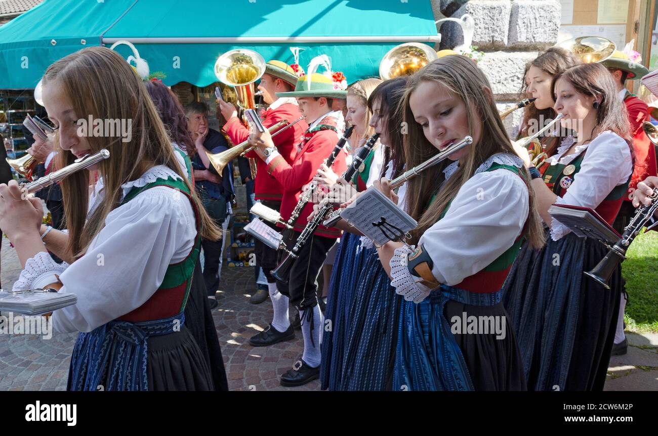 Traditionelle Volksmusikkapelle Maria Luggau auf dem Gemeindefest während der Parade, Kärnten, Österreich Stockfoto