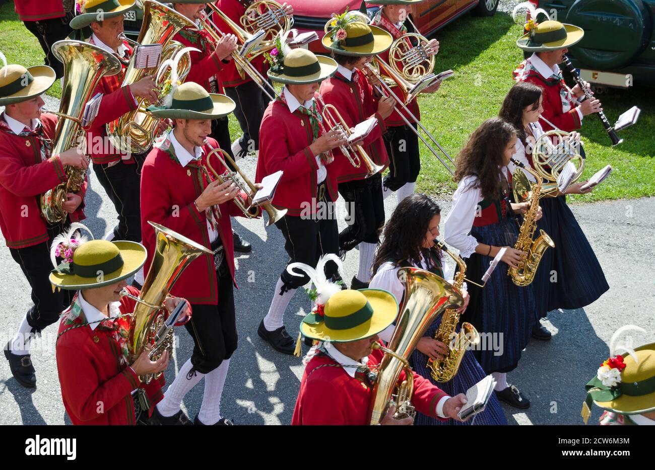 Traditionelle Volksmusikkapelle Maria Luggau auf dem Gemeindefest während der Parade, Kärnten, Österreich Stockfoto