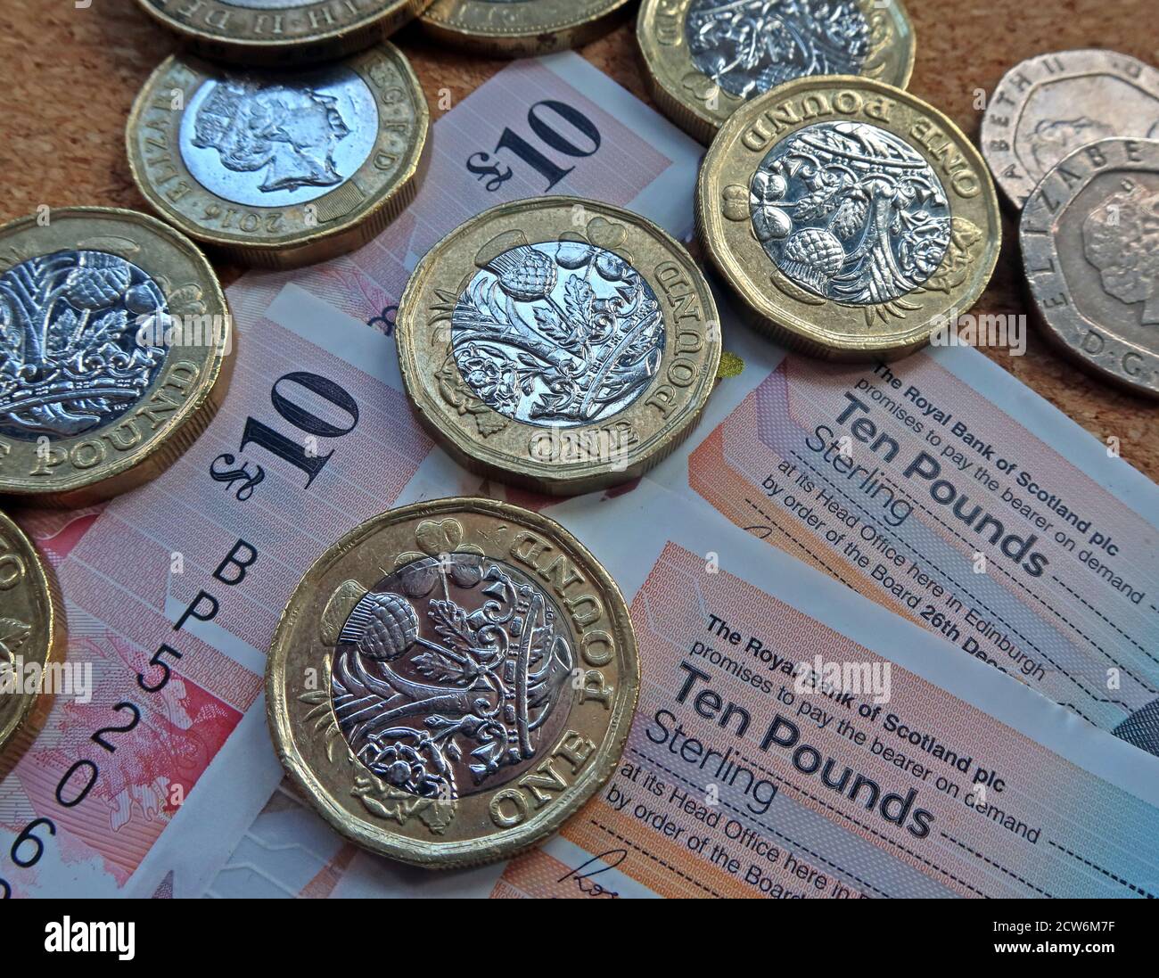 The Royal Bank of Scotland Plc, 10-Pfund-Note, mit Pfund-Münzen, schottische Sterling-Währung, Plastikscheine Stockfoto