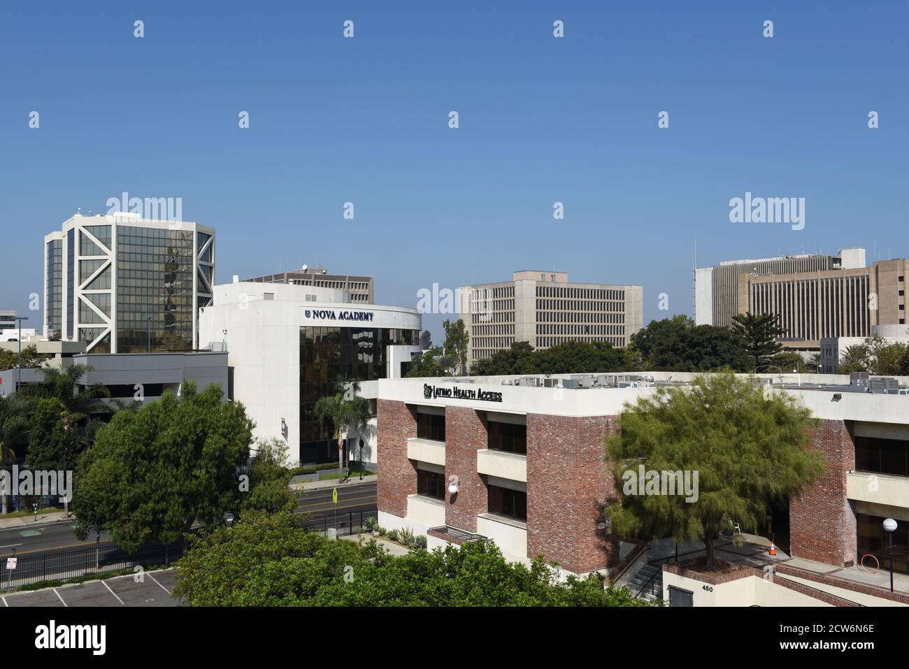 SANTA ANA, KALIFORNIEN - 23. SEPTEMBER 2020: Nova Academy und Regierungsgebäude in der Innenstadt von Santa Ana. Stockfoto