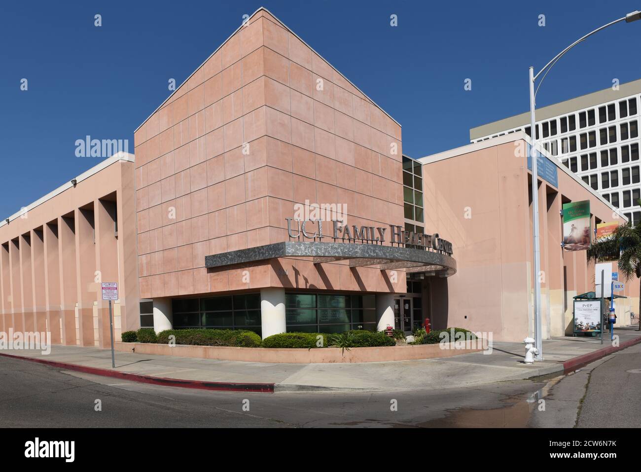 SANTA ANA, CA - 23. SEPTEMBER 2020: UCI Family Health Center. Die Klinik in der Innenstadt von Santa Ana wird von der University of California Irvine operiert. Stockfoto