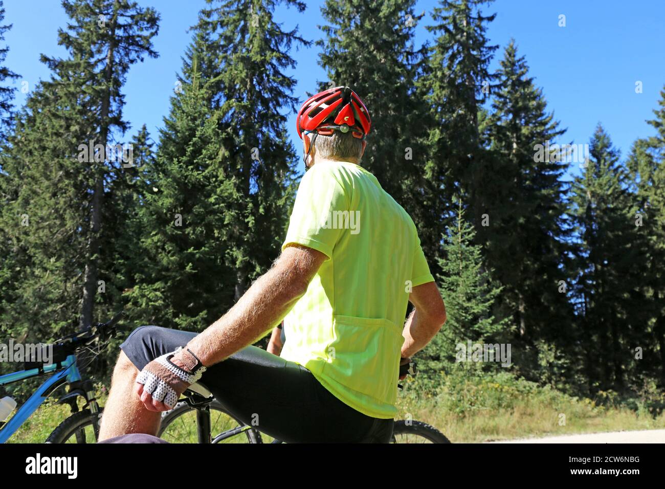 Mountainbiken im Bayerischen Wald: Mountainbiker genießen das Wetter und die kurze Pause Stockfoto