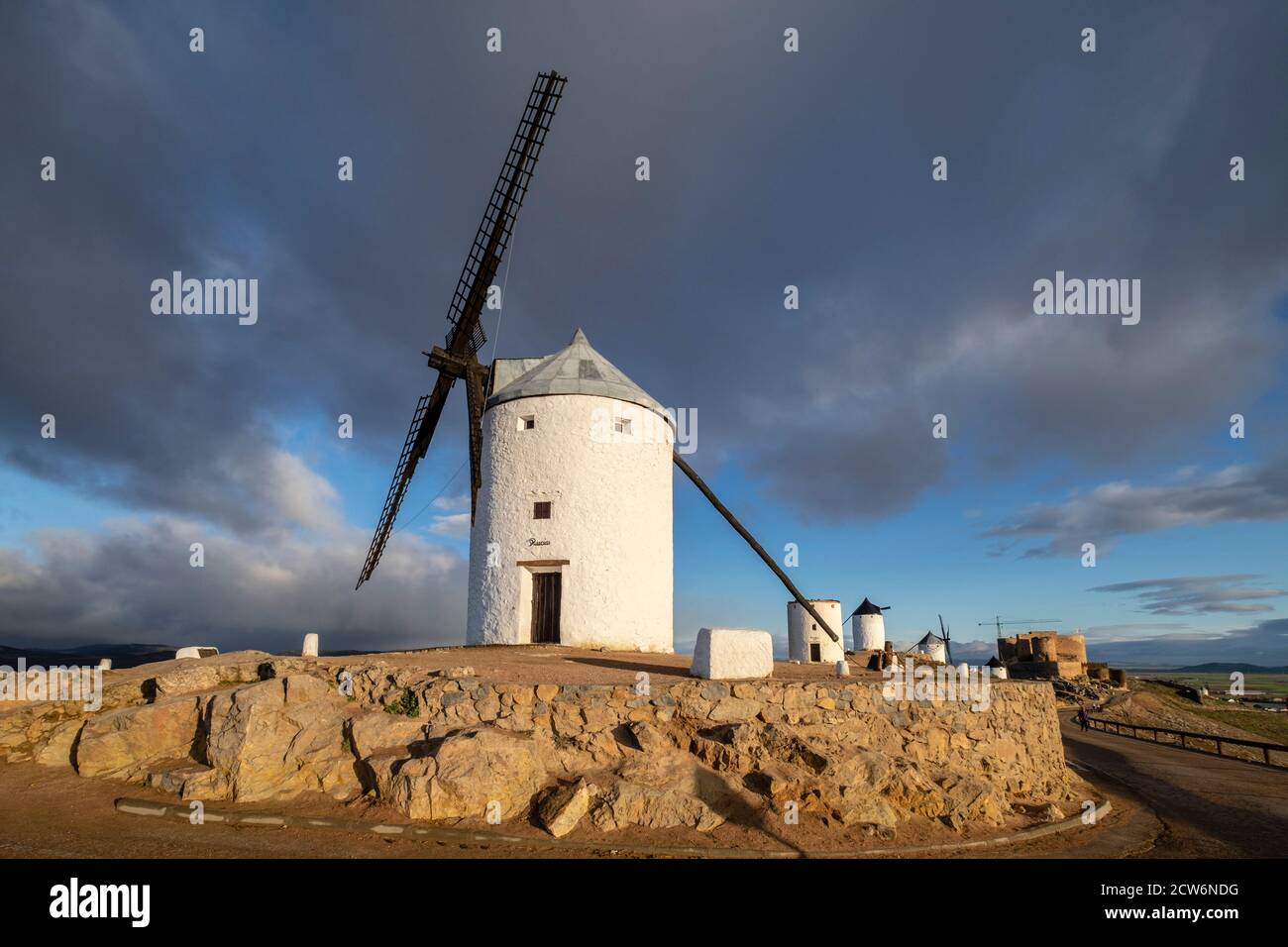 molinos de Consuegra con el castillo de la Muela al fondo, cerro Calderico, Consuegra, Provincia de Toledo, Castilla-La Mancha, Spanien Stockfoto