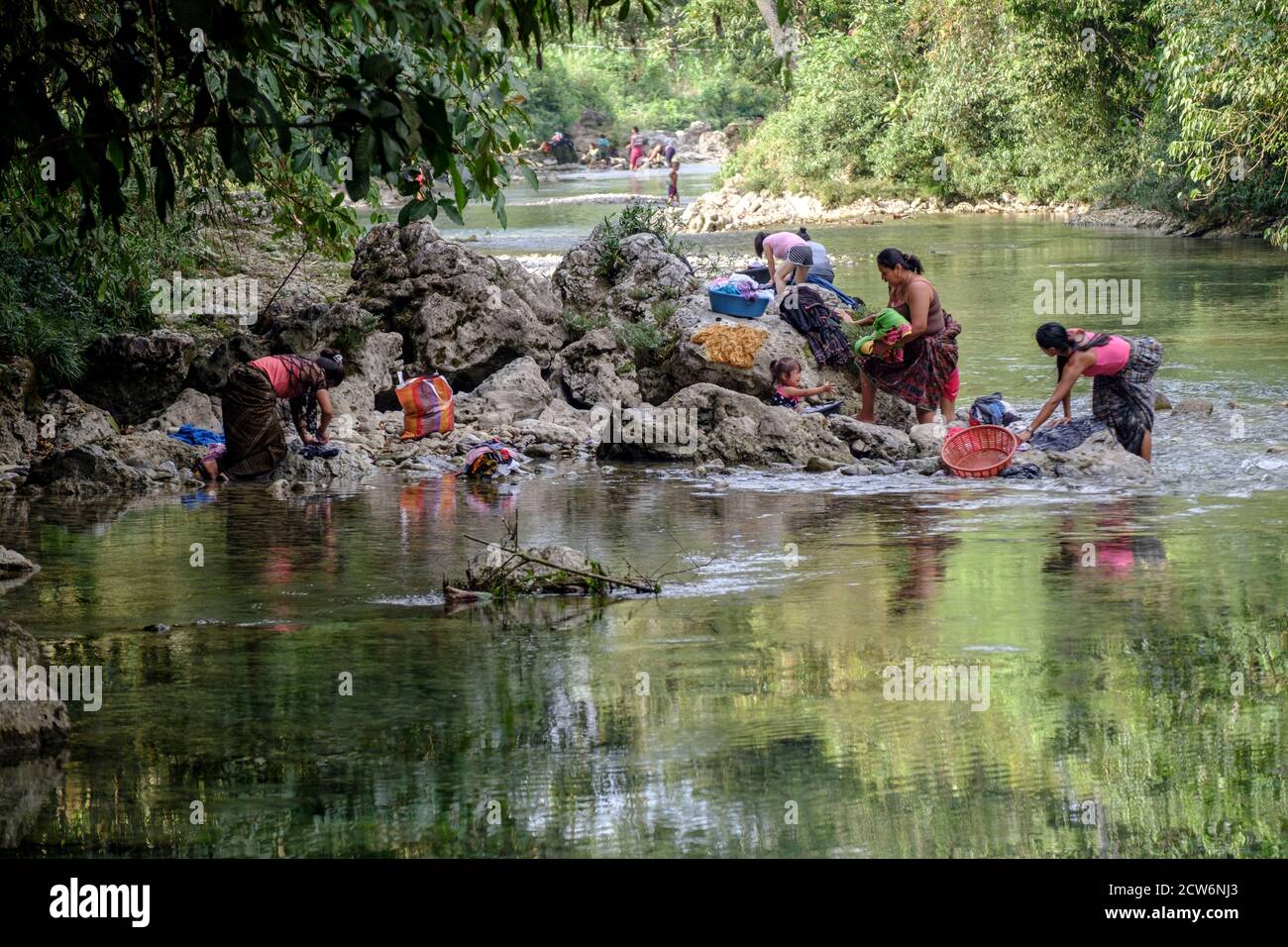 mujeres lavando ropa en el rio Cuatro Chorros, La Parroquia, Zona Reina, Quiche, Guatemala, America Central Stockfoto