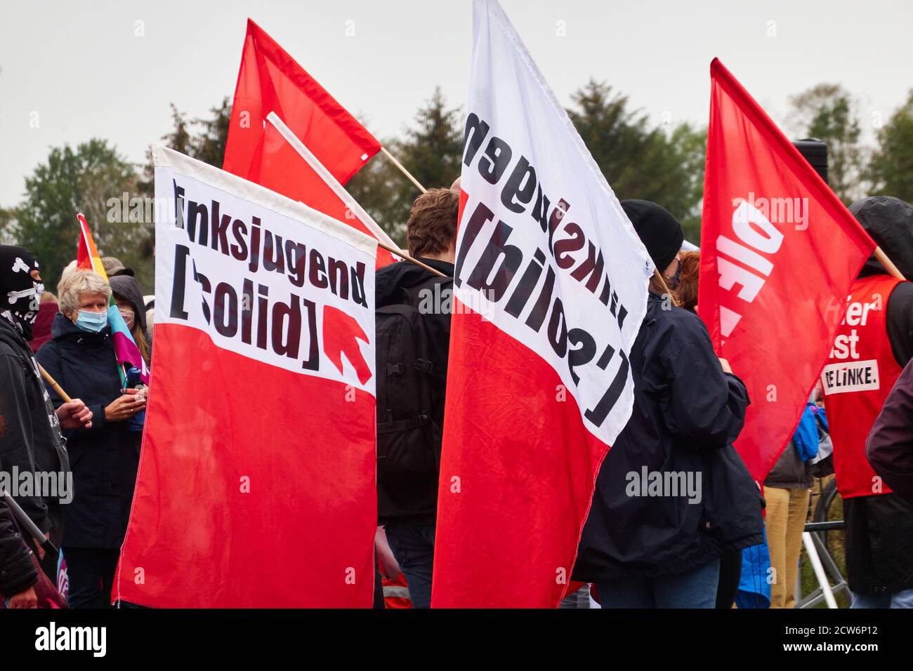 Eschede, 26. September 2020: Linke Gruppen und Anhänger der Gewerkschaft mit roten Fahnen bei einer Demonstration gegen Nazis Stockfoto