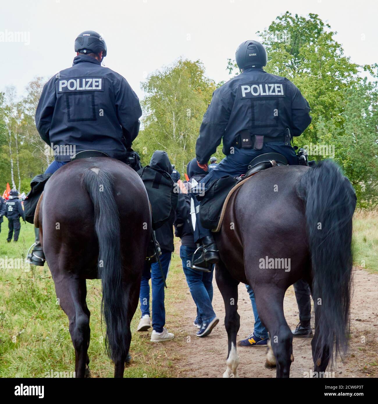 Eschede, Deutschland, 26. September 2020: Polizeibeamte reiten am Ende eines demonstrationsmarsches Stockfoto