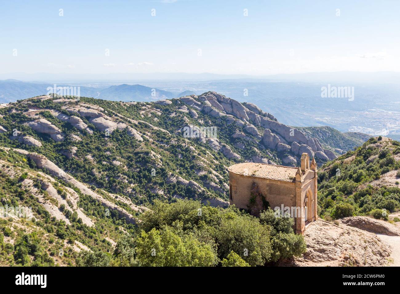 Eine alte Kapelle in den Hügeln von Montserrat in Barcelona, Spanien Stockfoto
