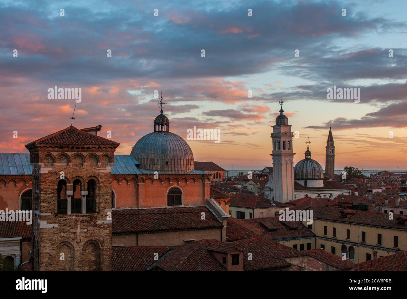 VENEDIG, ITALIEN - FEBRUAR 26 2017: Ein Blick auf den Sonnenaufgang vom Dach von Venedig, mit einigen berühmten Kirchen Stockfoto