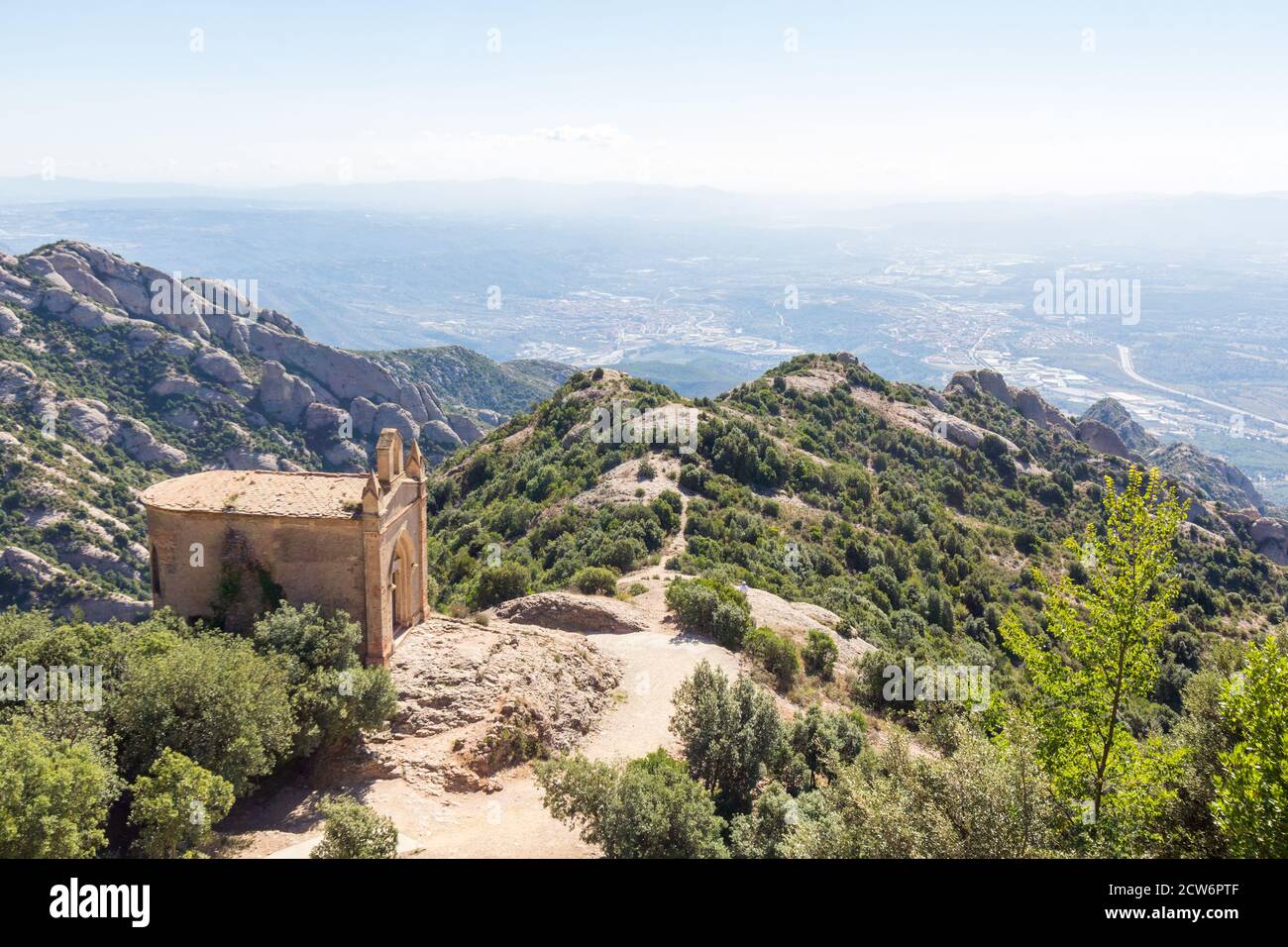 Eine alte Kapelle in den Hügeln von Montserrat in Barcelona, Spanien Stockfoto