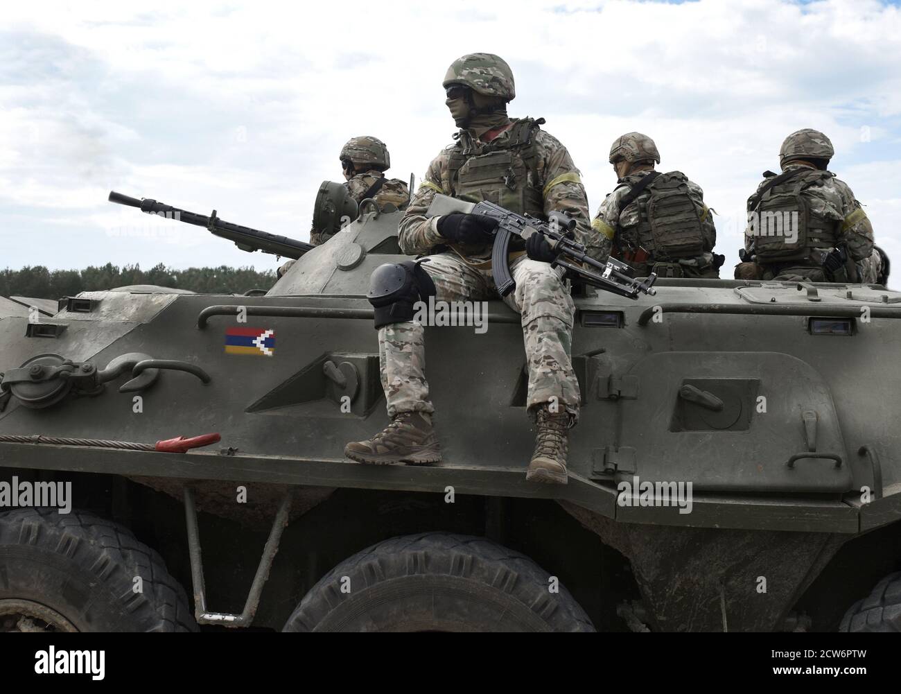 Flagge der Flagge von Arzakh und auch bekannt als Berg-Karabach Republik auf einem gepanzerten Personalträger und Soldaten mit Maschinengewehren. Collage. Stockfoto