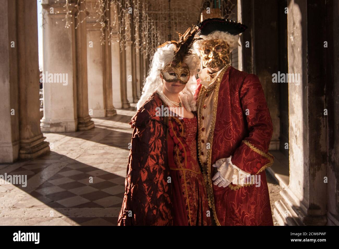 Ein paar rote und goldene Masken während des Karnevals in Venedig Stockfoto