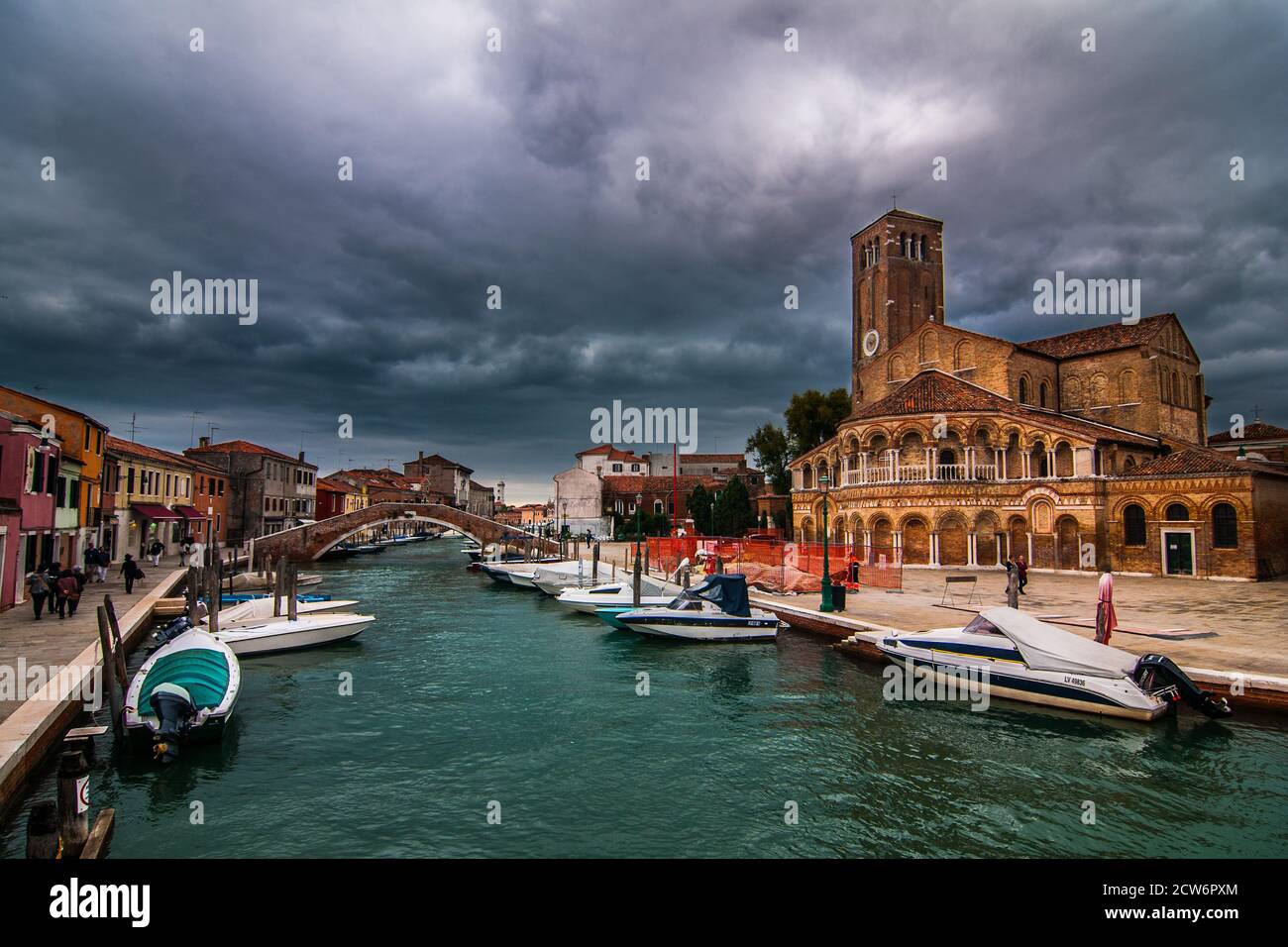 Der Sturm nähert sich in Murano, wo die Hauptkirche steht. Stockfoto