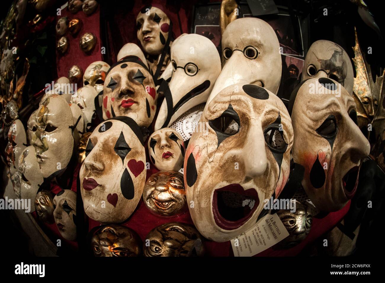 Eine klassische Serie von Masken in einem Handwerksladen. Stockfoto