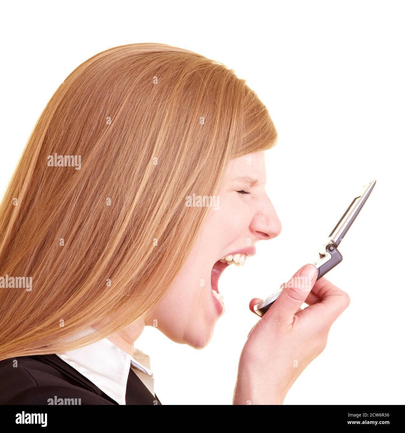 Blonde Frau schreit in ihr Handy Stockfoto