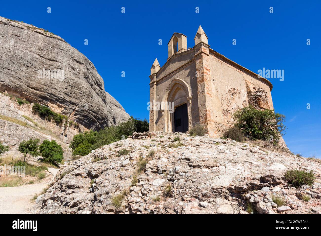 Eine alte Kapelle in den Hügeln von Montserrat in Barcelona, Spanien Stockfoto