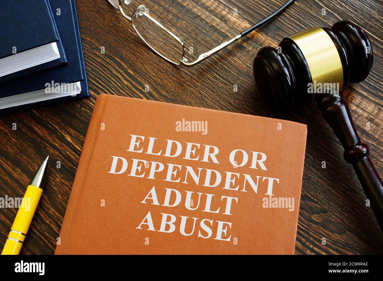 Ältere oder abhängige Erwachsene Missbrauch Buch und gavel. Stockfoto
