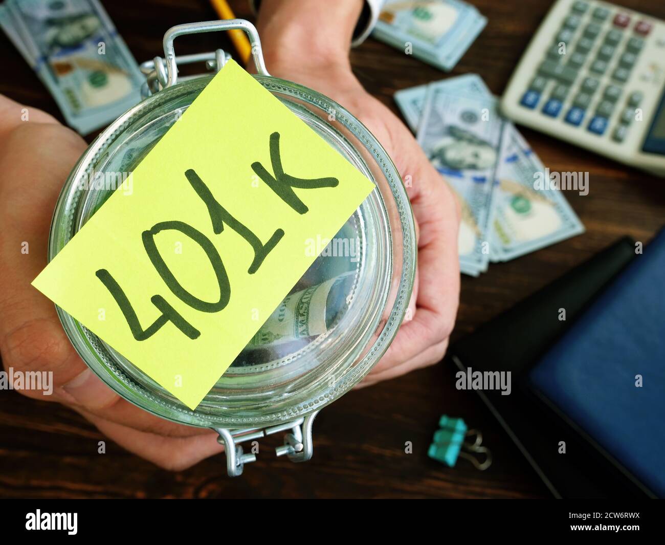 Einsparungen für den Ruhestand. 401k Plankonzept. Glas und Geld darin. Stockfoto Einsparungen für den Ruhestand. 401k Plankonzept. Glas und Geld darin. Stockfoto