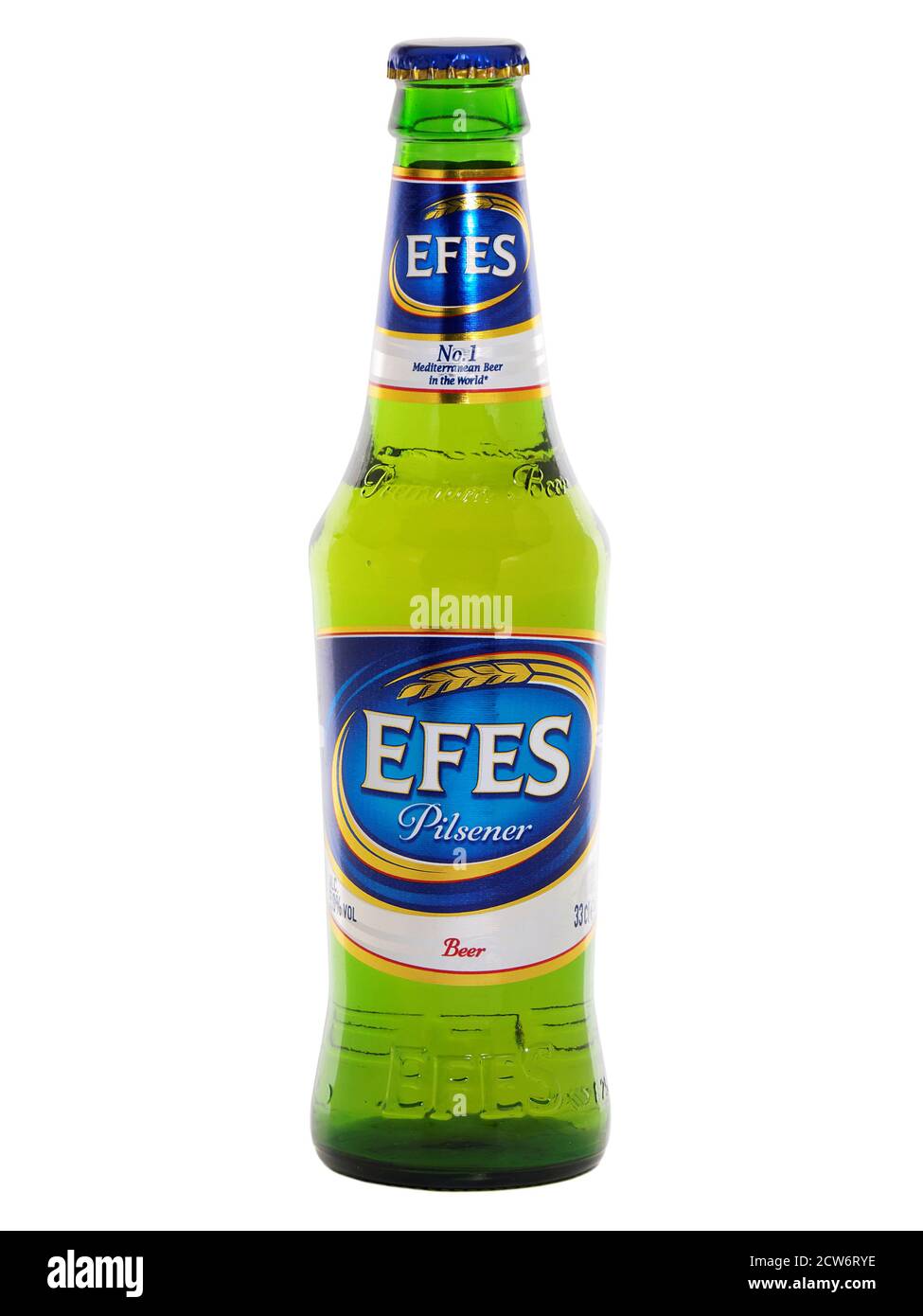 BUKAREST, RUMÄNIEN - 29. MAI 2015. Efes Pilsener Glasflasche Bier isoliert auf weiß, eine Marke im Besitz der Efes Beverage Group Stockfoto