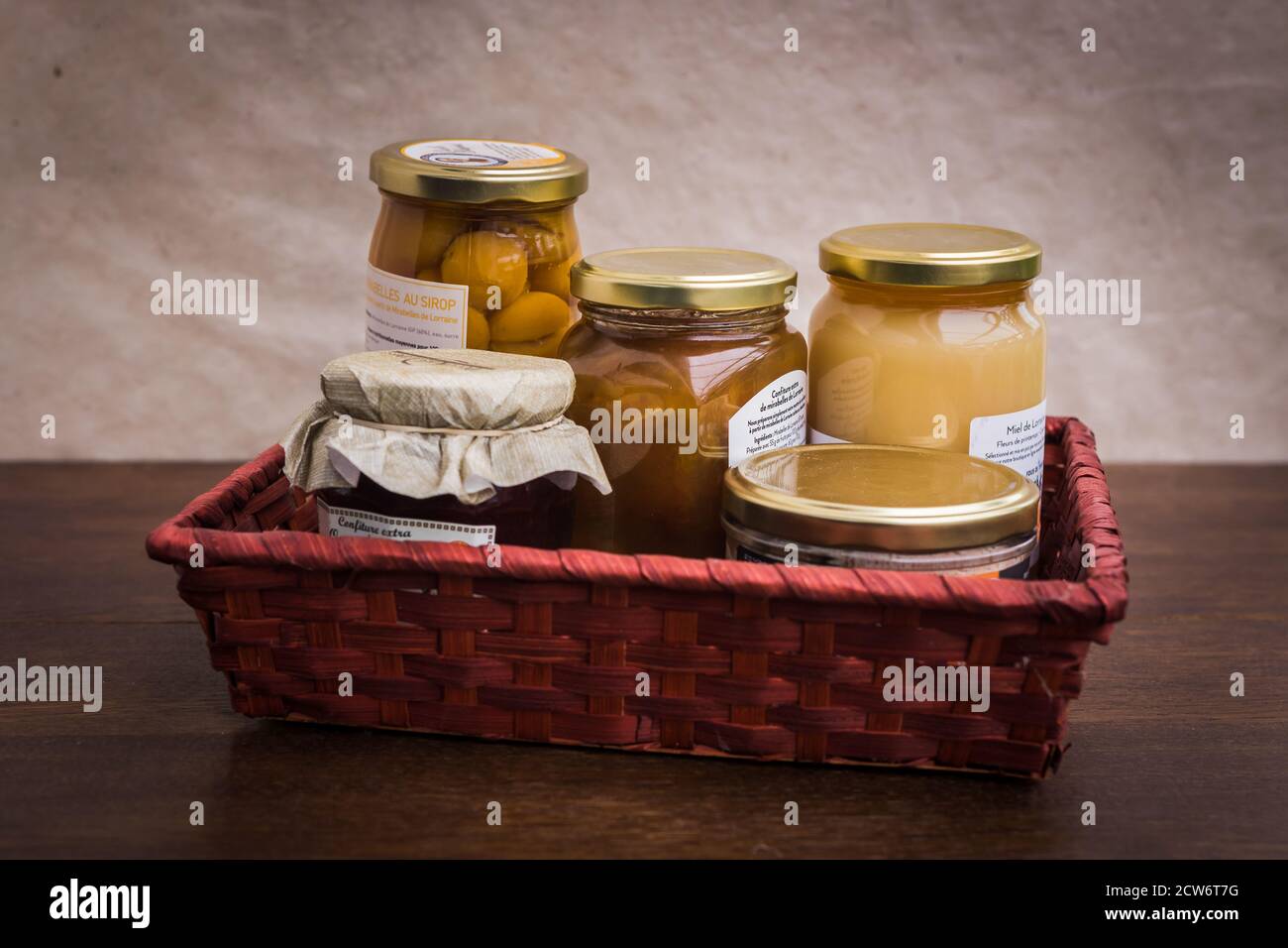 Geschenkkorb mit Gourmet-Produkten, Gläsern und Konserven von lokalen Produkten Stockfoto