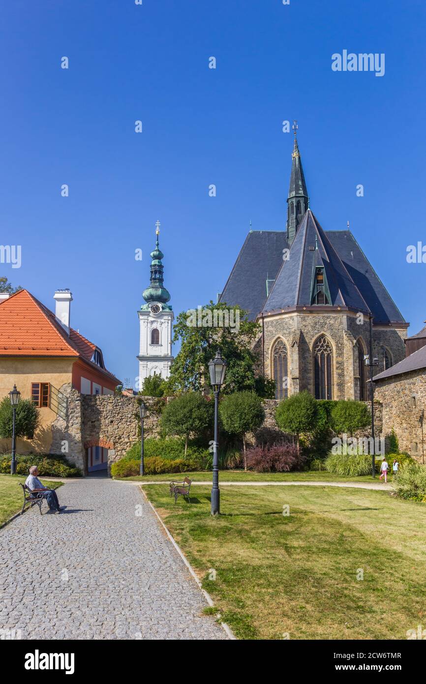 Park und historische Gebäude in Klatovy, Tschechische Republik Stockfoto