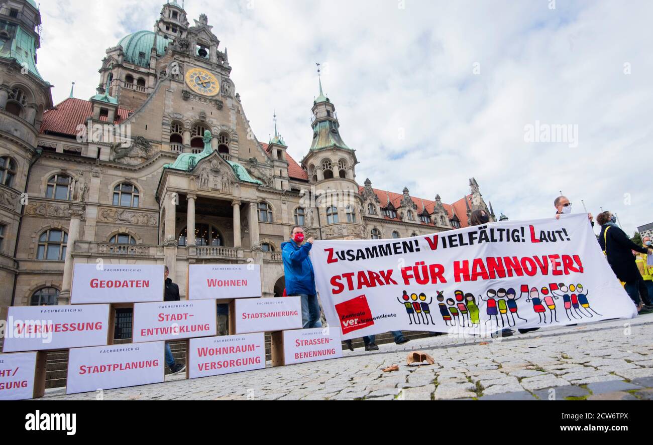 Hannover, Deutschland. September 2020. Mitarbeiter der Stadt Hannover stehen bei einem Warnstreik vor dem Neuen Rathaus. Auch in Niedersachsen sollen die Arbeitsniederlegungen im Lohnkonflikt des öffentlichen Dienstes deutlich ausgebaut werden. Kredit: Julian Stratenschulte/dpa/Alamy Live Nachrichten Stockfoto