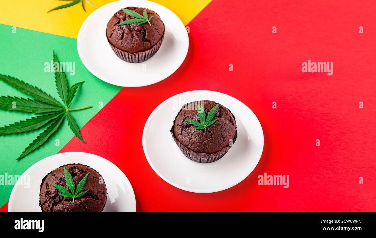 Marihuana Schokolade Cupcake Muffins mit Unkraut cbd. Medizinische Marihuana Hanf Drogen in Lebensmitteln Dessert. UnkrautMuffins mit Cannabis und Cannabisblättern serviert Stockfoto