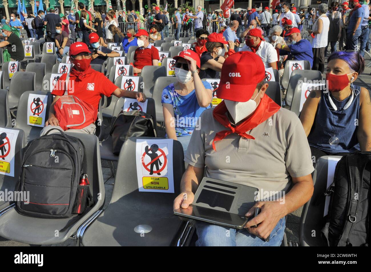 Mailand (Italien), 18. September 2020, nationale Demonstration der konföderalen Gewerkschaften CGIL, CISL und UIL für die Wiederaufnahme der Arbeit nach dem Coronavirus-Notfall; Antrag auf unter anderem Sozialschock-Absorber, nationale Verträge, Recht auf Bildung und öffentliche Gesundheit, Sicherheit am Arbeitsplatz und Industriepolitik Stockfoto