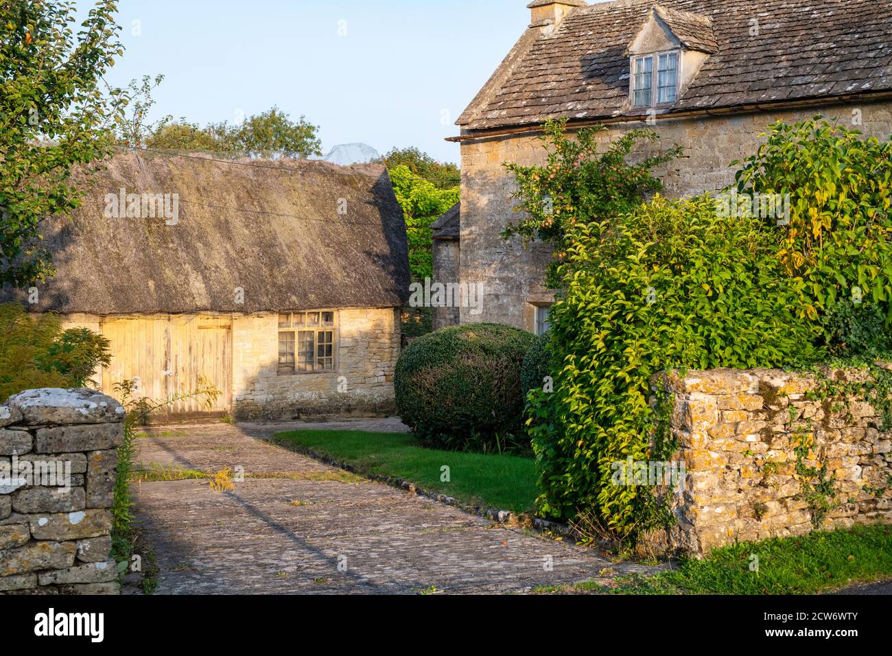 Ferienhaus in einem cotswold Dorf im Frühherbst. Taynton, Cotswolds, Oxfordshire, England Stockfoto