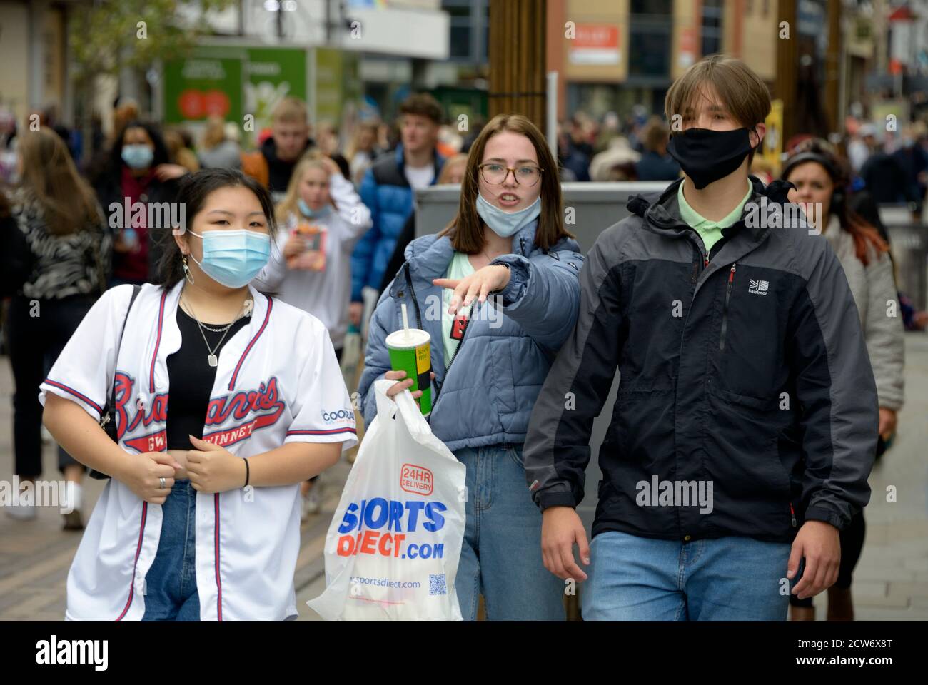 Drei junge Leute, die Masken tragen, in Nottingham die Post absperren. Stockfoto
