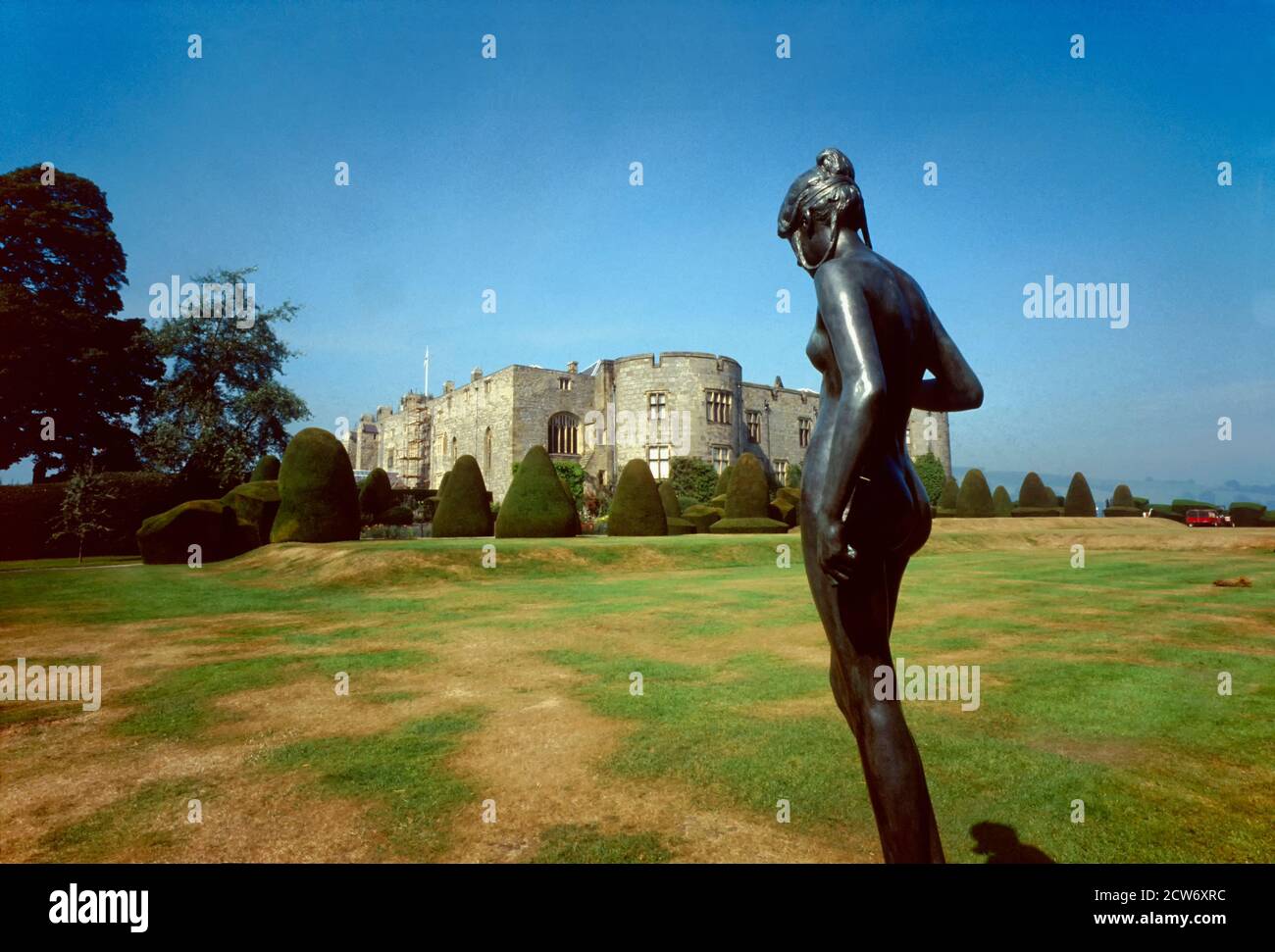 Weibliche Skulptur im Park von Chirk Castle and Gardens; Chirk, Wrexham, Wales, Vereinigtes Königreich Stockfoto