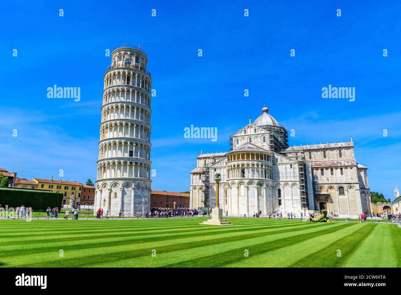 Kathedrale von Pisa (Duomo di Pisa) mit Schiefen Turm von Pisa auf der Piazza dei Miracoli in Pisa, Toskana, Italien. Weltberühmte Touristenattraktion und Reise d Stockfoto