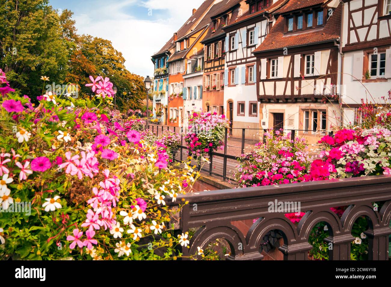 Romantisches Dorf mit Fachwerkhäusern am Ufer des Kanals, Blumen auf der Brücke. SommerzeitColmar in , Elsass Frankreich. Stockfoto